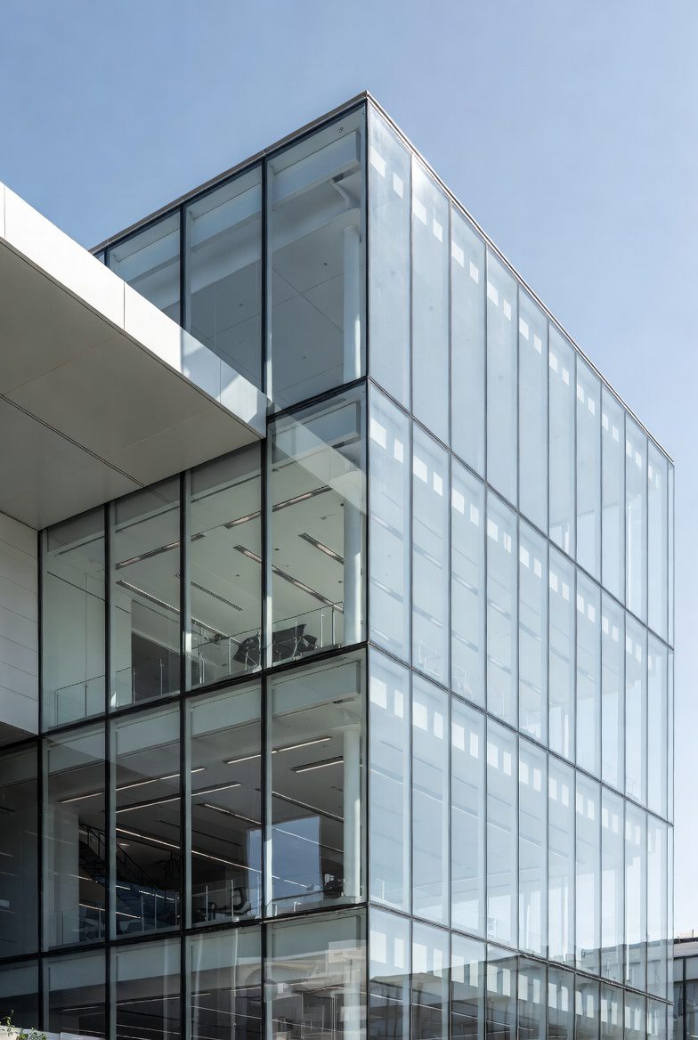 Modern aluminum and glass facade systems installation by Alubenz